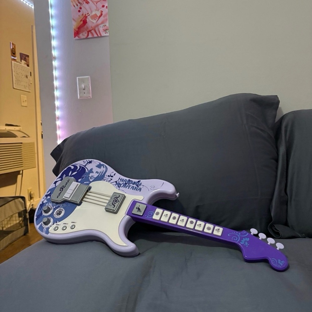 Y2K Hannah Montana interactive electric guitar with strings - Picture 2 of 8